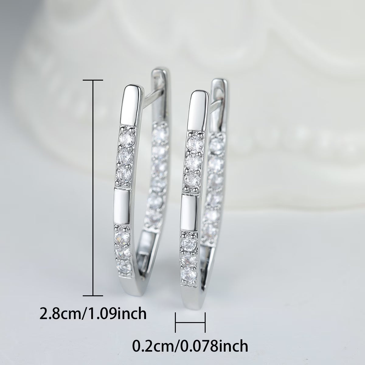 Elegante Creolen in Silberoptik mit funkelnden Zirkonia
