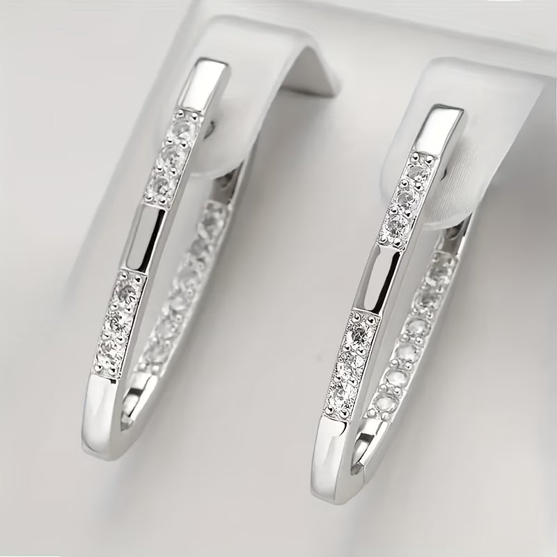 Elegante Creolen in Silberoptik mit funkelnden Zirkonia