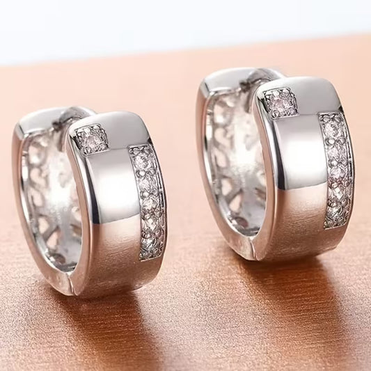 Elegante Creolen in Silberoptik mit funkelnden Zirkonia